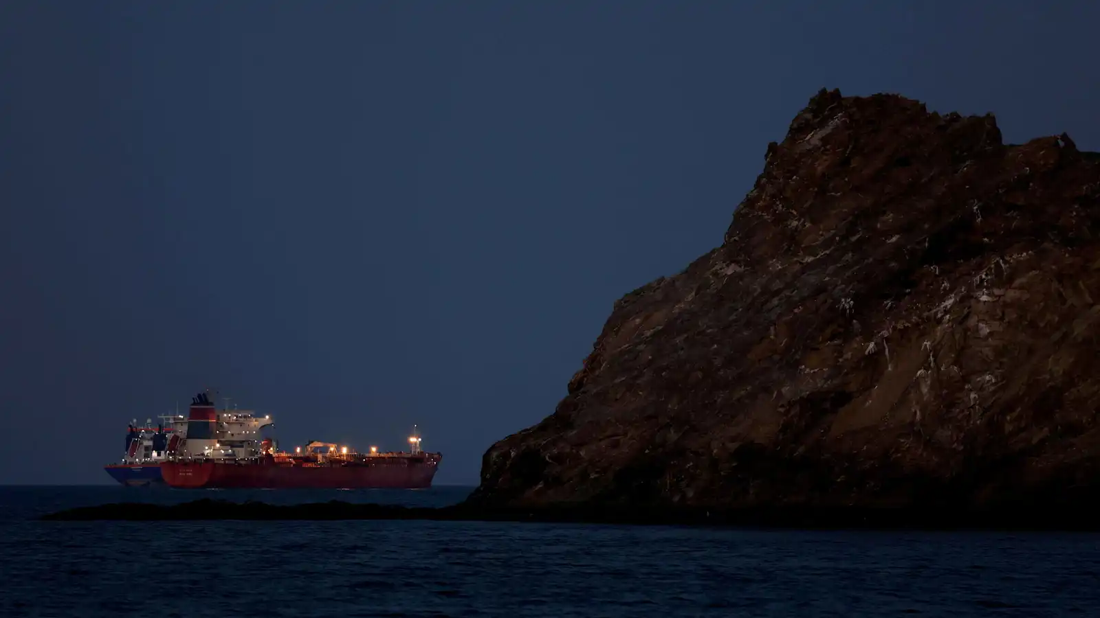 الصراع على طرق التجارة.. مضيق هرمز يتحول إلى ساحة مواجهة مباشرة