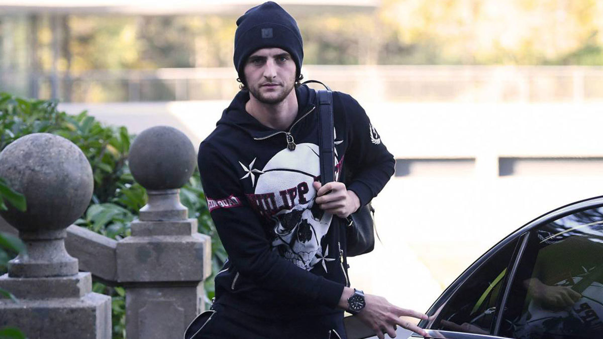 تقارير.. نادي برشلونة يتوصل لاتفاق مع أدريان رابيو لاعب باريس سان جيرمان