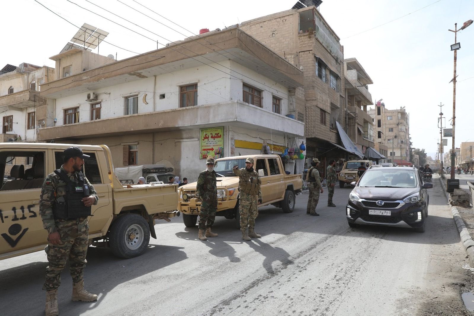 عناصر من "جيش سوريا الحرة" تتولى مسؤولية الأمن في "الضمير" (صور)