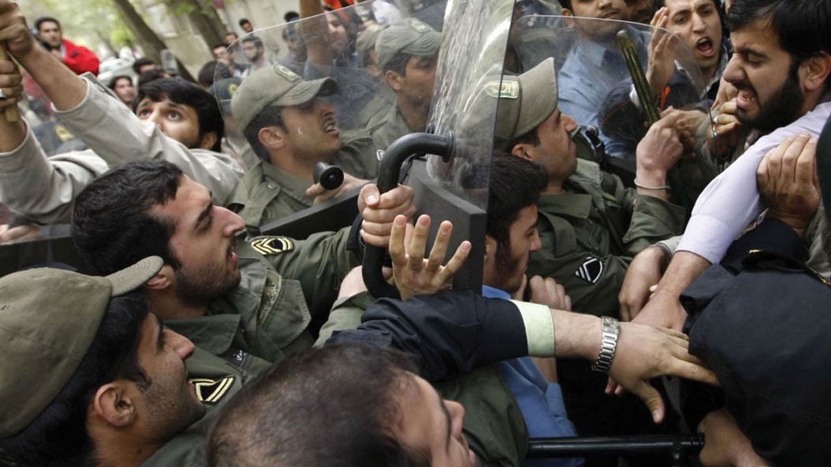 بعد تسليم تركيا اثنين منهم.. حملة واسعة في إيران ضد شنق ثلاثة متظاهرين شبان