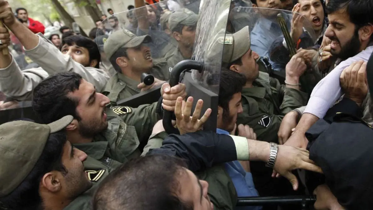 بعد تسليم تركيا اثنين منهم.. حملة واسعة في إيران ضد شنق ثلاثة متظاهرين شبان