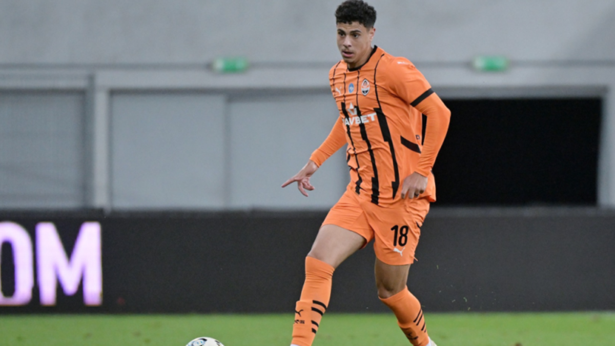 نجم منتخب تونس يقرأ القرآن خلال رحلة شاختار الأوكراني لمواجهة آرسنال (صورة)