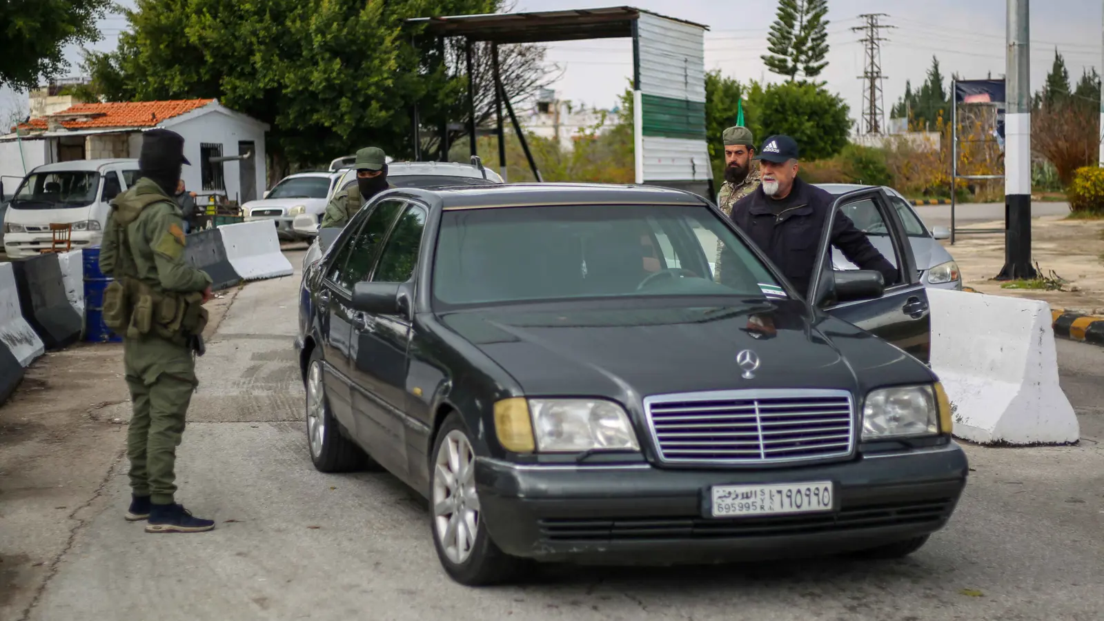 "انتهت المهلة".. القيادة السورية تنذر عناصر نظام الأسد لتسليم أسلحتهم