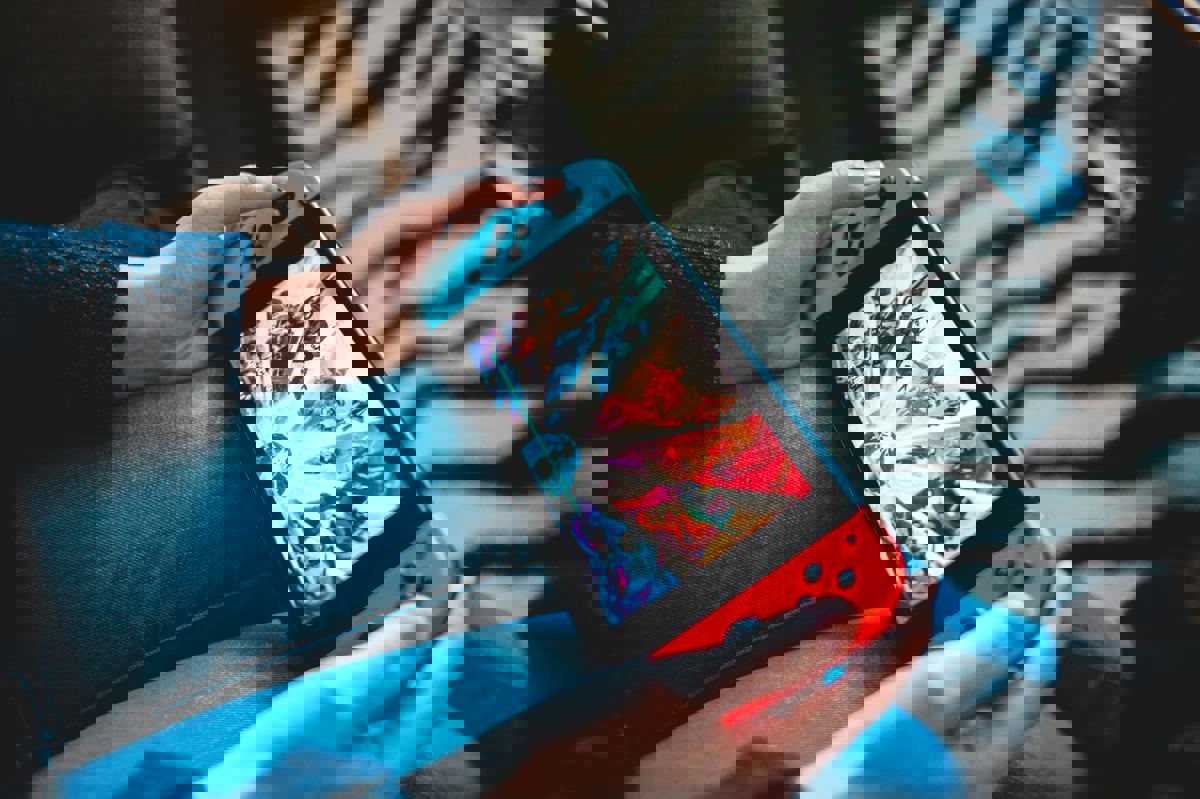 من أكبر الخروقات الأمنية.. هاكر يرتكب سرقة رقمية صادمة