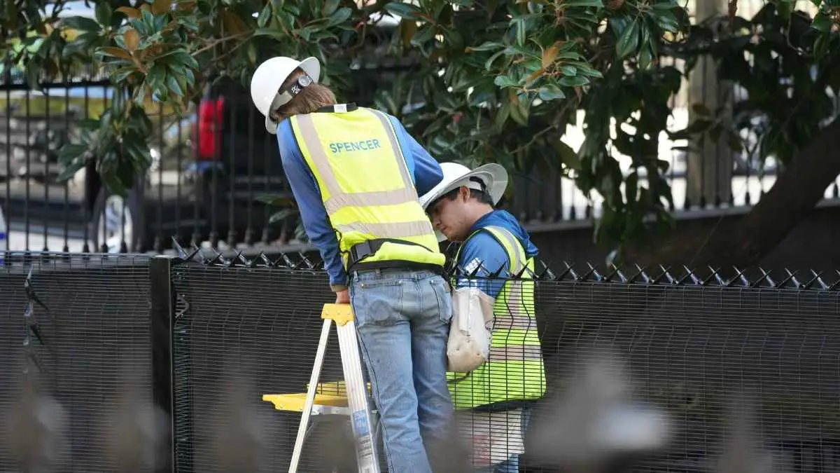 تحسباً للعنف.. السلطات الأمريكية "تحصن" البيت الأبيض والكابيتول (فيديو وصور)