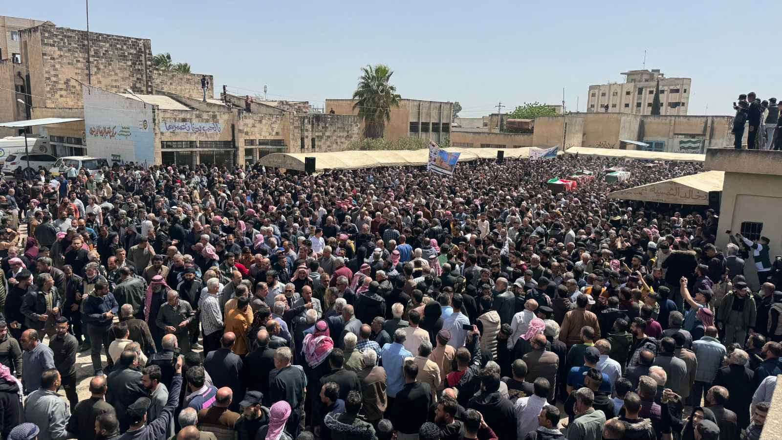 آلاف السوريين يشيعون قتلى القصف الإسرائيلي على درعا (صور)