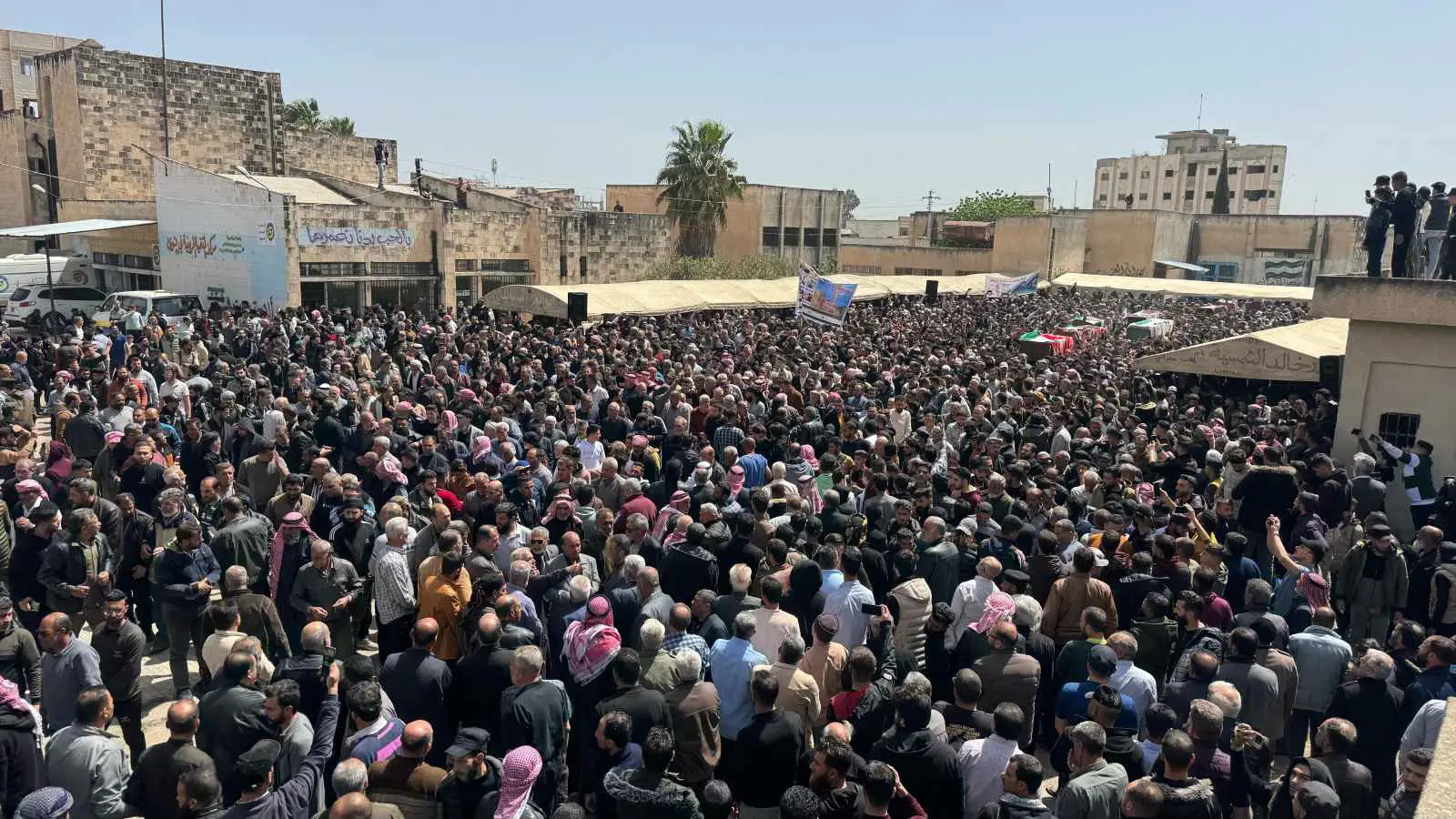 آلاف السوريين يشيعون قتلى القصف الإسرائيلي على درعا (صور)