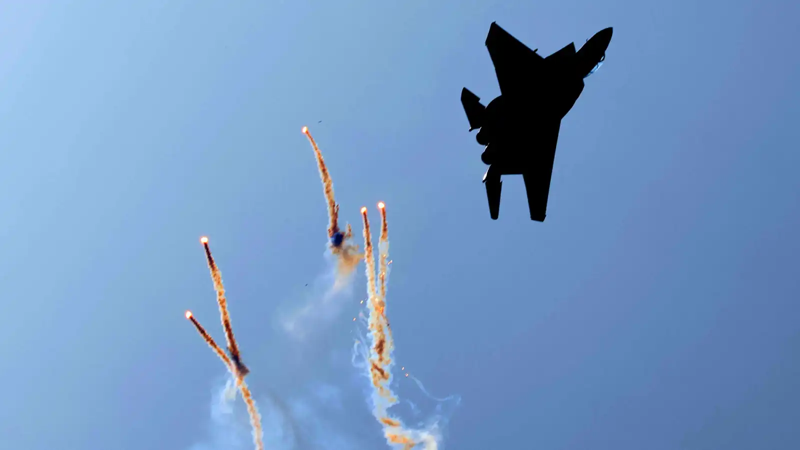 إسرائيل تهاجم منصة صواريخ في لبنان استهدفت حيفا وكريات شمونة