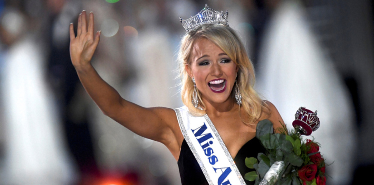 بالصور.. طالبة تتوج بلقب ملكة جمال أمريكا بعد جواب موفق عن كلينتون