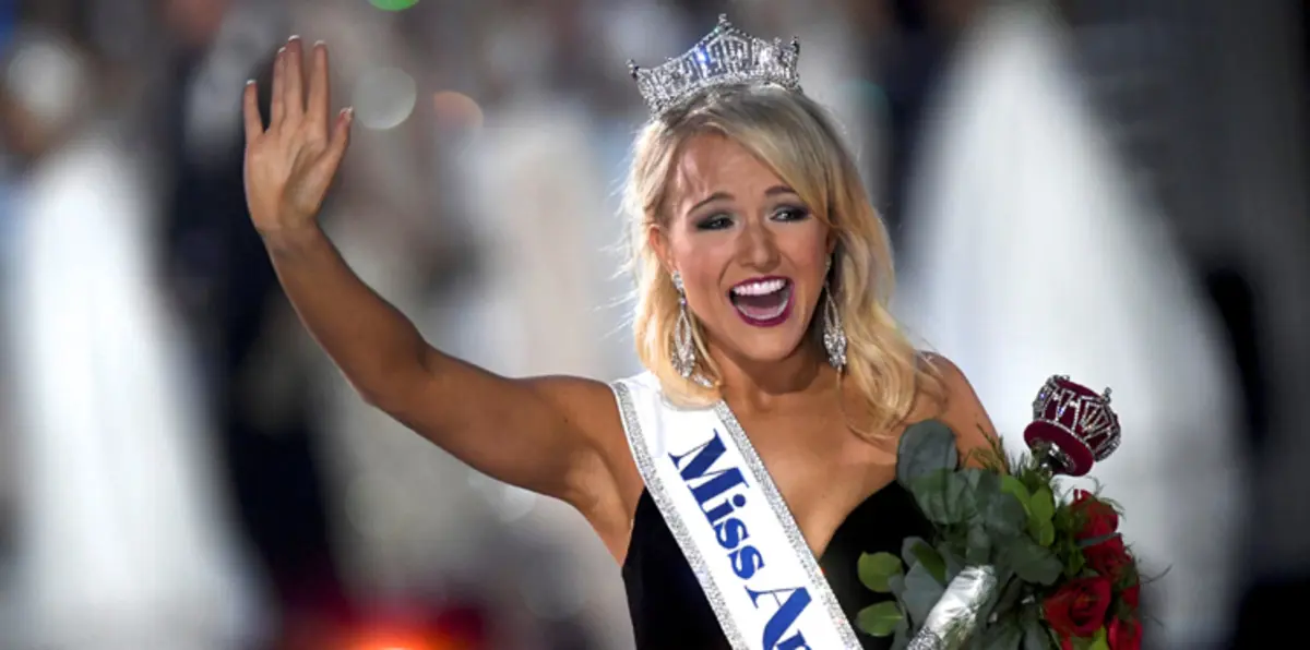 بالصور.. طالبة تتوج بلقب ملكة جمال أمريكا بعد جواب موفق عن كلينتون