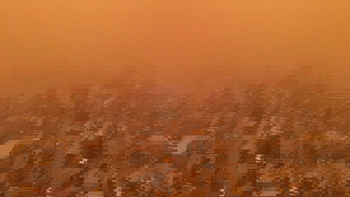 علّقت الرحلات في مطاري بغداد والنجف.. عاصفة ترابية جديدة تضرب العراق