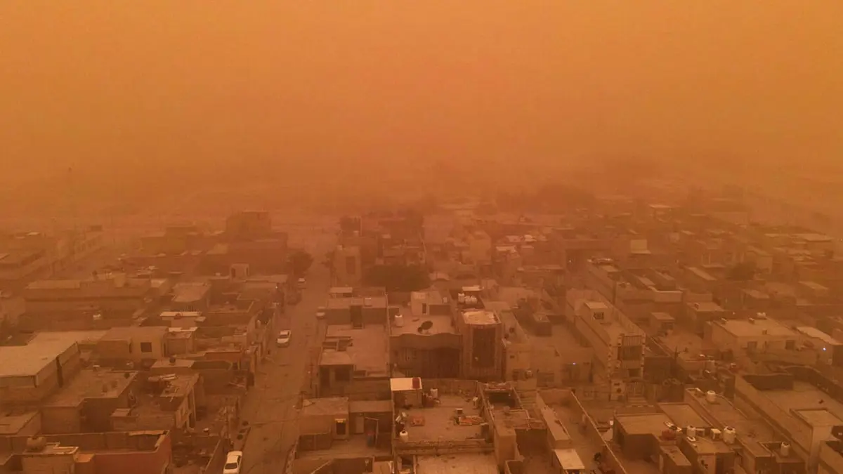 علّقت الرحلات في مطاري بغداد والنجف.. عاصفة ترابية جديدة تضرب العراق