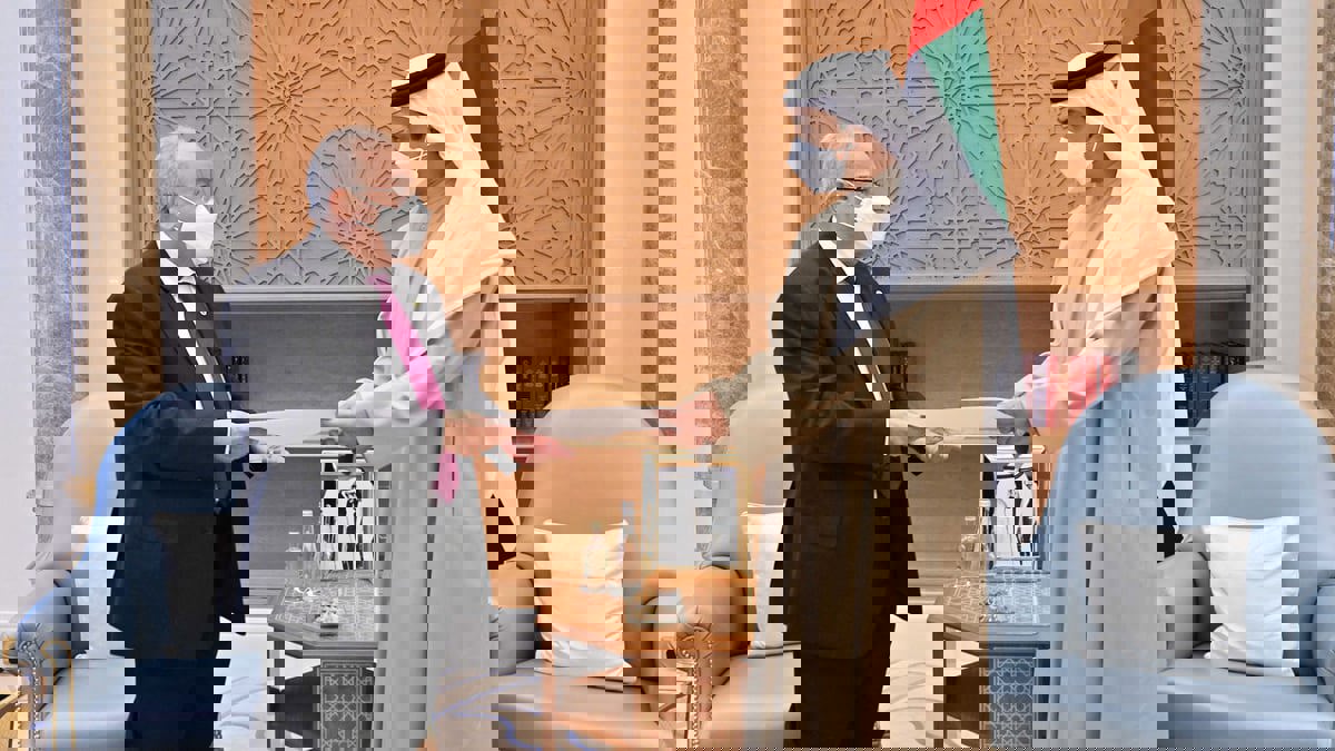 نقلها وزير الخارجية.. رئيس الإمارات يتلقى رسالة من نظيره الجزائري