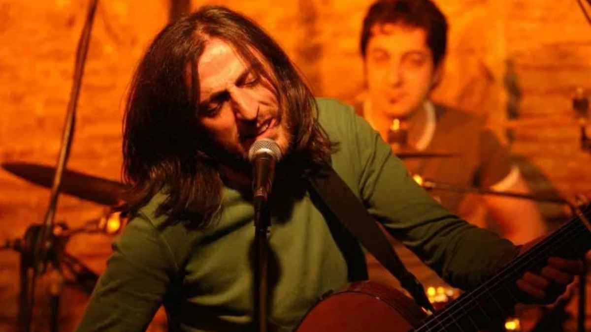 ورثة مغنٍ تركي معروف يقاضون عشاق أغانيه (فيديو)