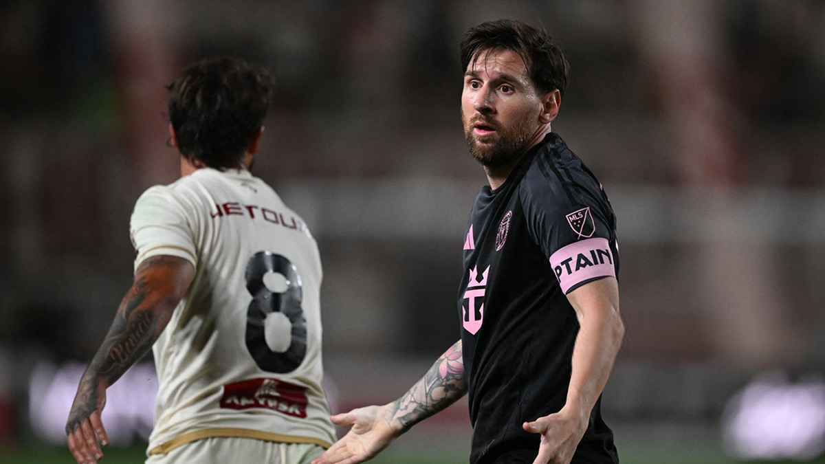 لاعب عربي يقهر "ميسي" ويعادل "رونالدو"