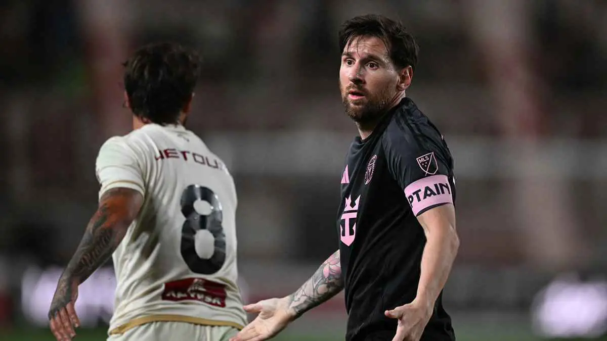 لاعب عربي يقهر "ميسي" ويعادل "رونالدو"