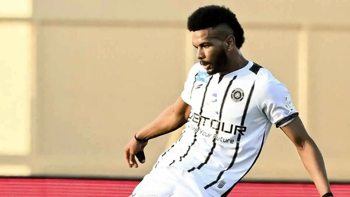 تسبب بضربة جزاء.. تقييم وإحصائيات كارثية لعلي البليهي أمام الأهلي السعودي