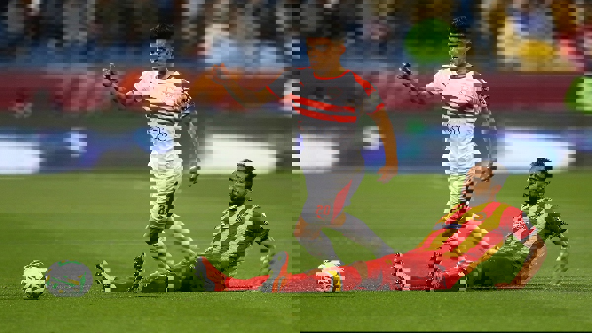 ردة فعل أشرف بن شرقي تجاه إعلامي نشر خبرا عن تواجده بملهى ليلي في حالة سكر