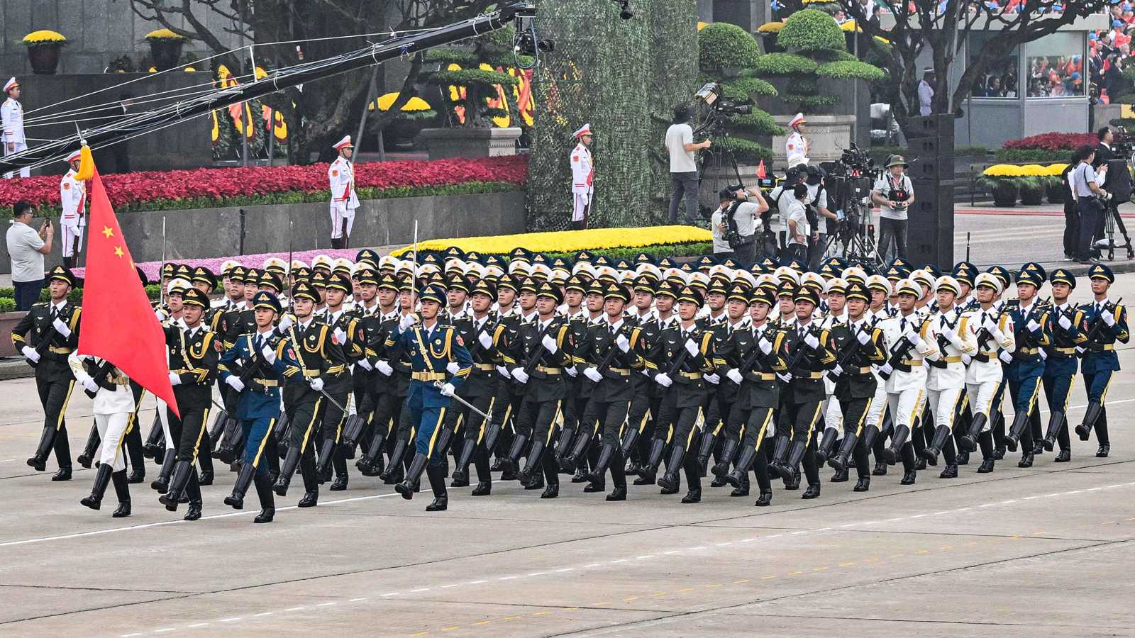 قبل الهدنة التجارية.. واشنطن تصنف "علي بابا" و"بي واي دي" كداعمين للجيش الصيني