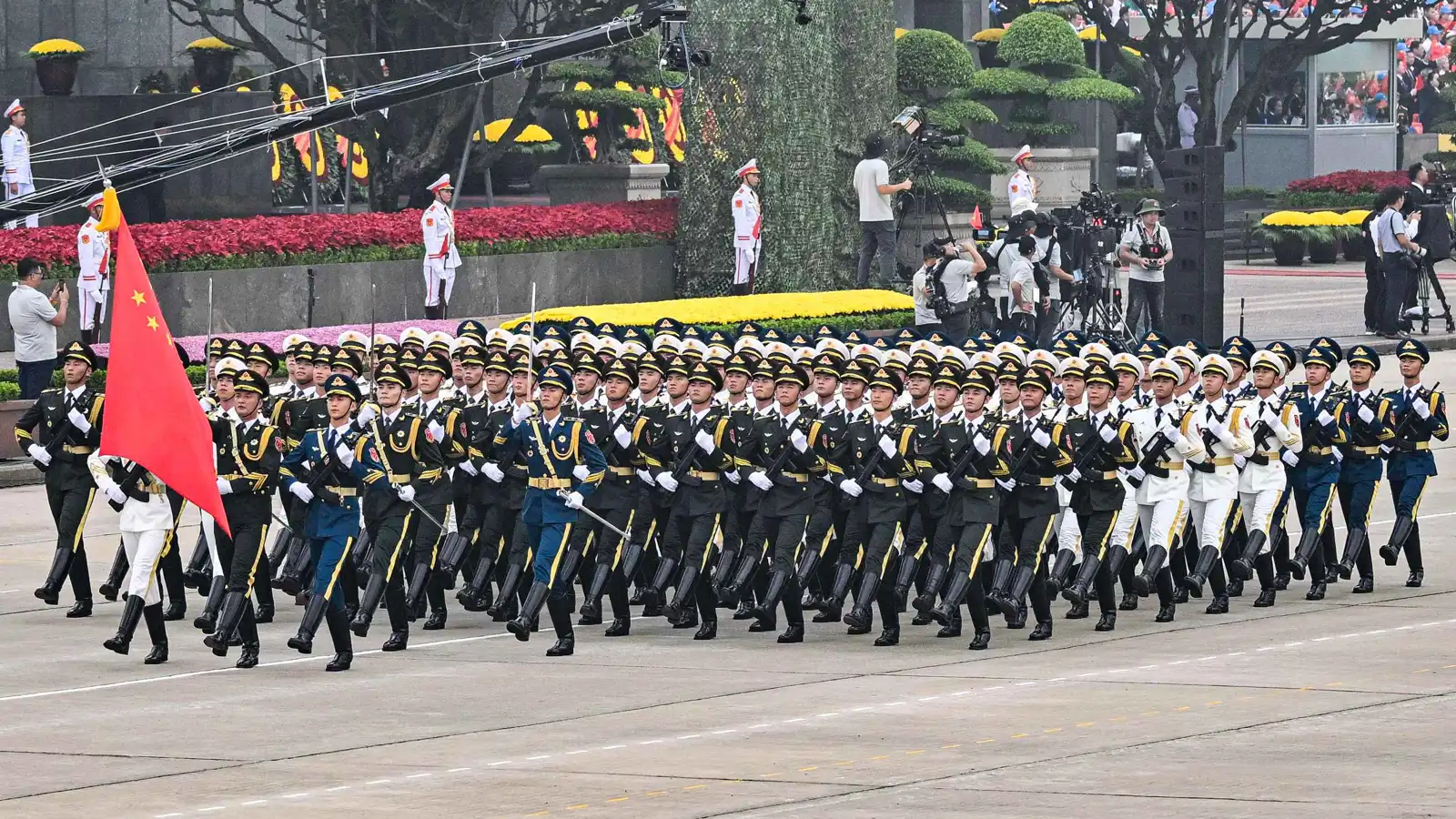 قبل الهدنة التجارية.. واشنطن تصنف "علي بابا" و"بي واي دي" كداعمين للجيش الصيني