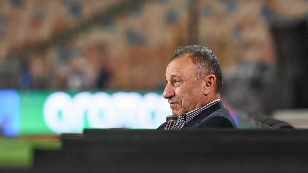 الخطيب لا بد أن يبتعد.. تصريحات نارية من أسطورة الأهلي المصري