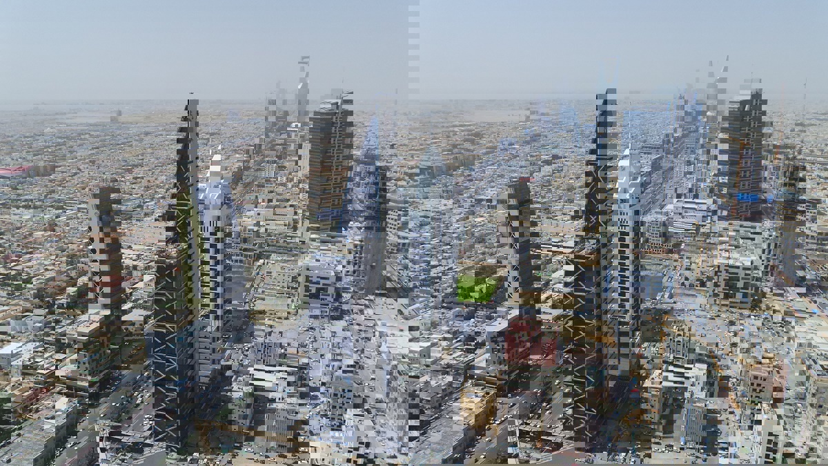 بالفيديو والصور.. سكان الرياض يحتفون بهطول المطر على مدينتهم الصحراوية