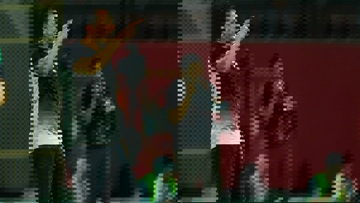 مشادة بين سامي قمصان وكريم فؤاد مع نهاية مباراة الأهلي وغزل المحلة (فيديو)