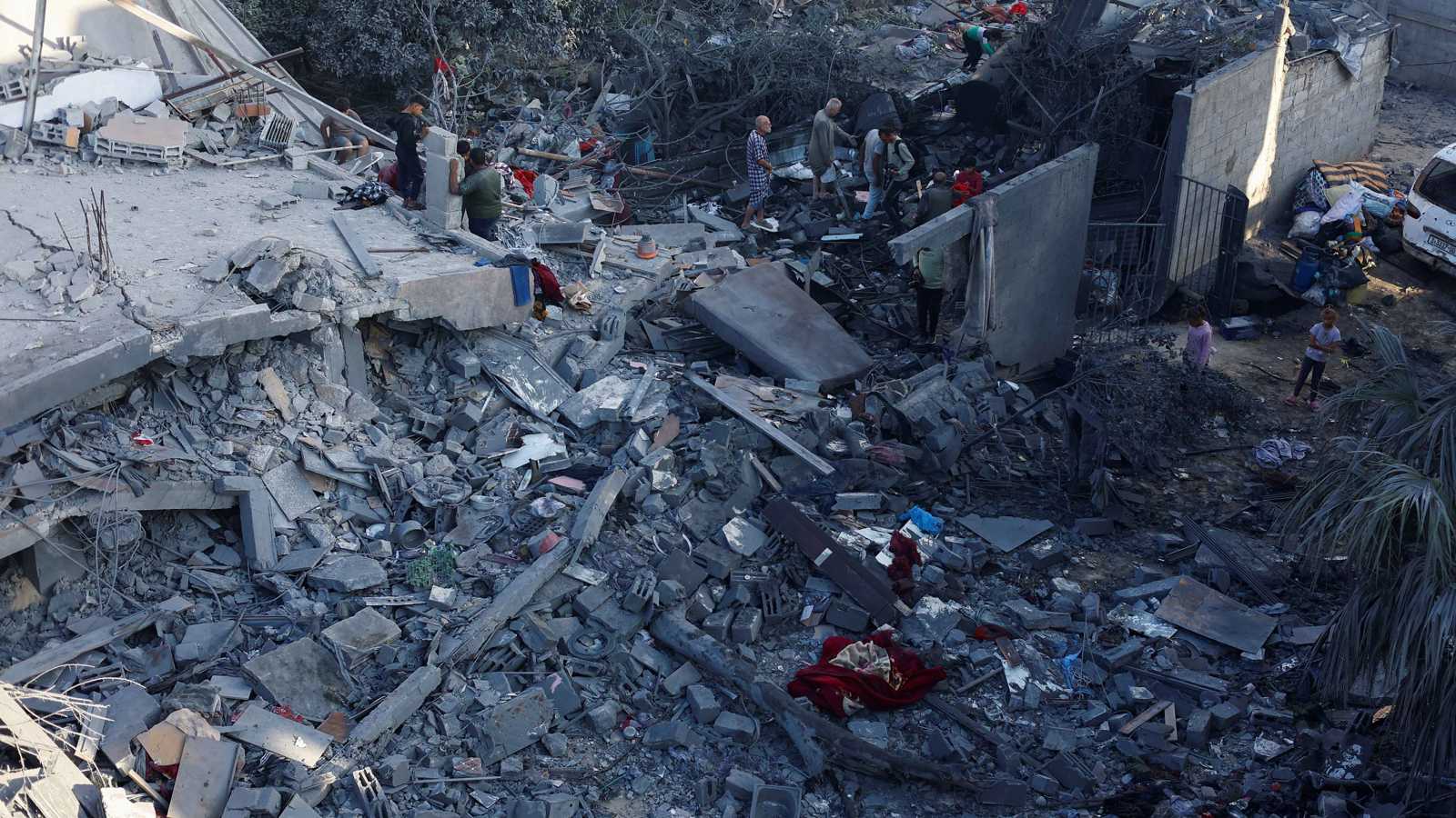 إسرائيل تشن غارة عنيفة على غزة بعد استئناف وقف إطلاق النار