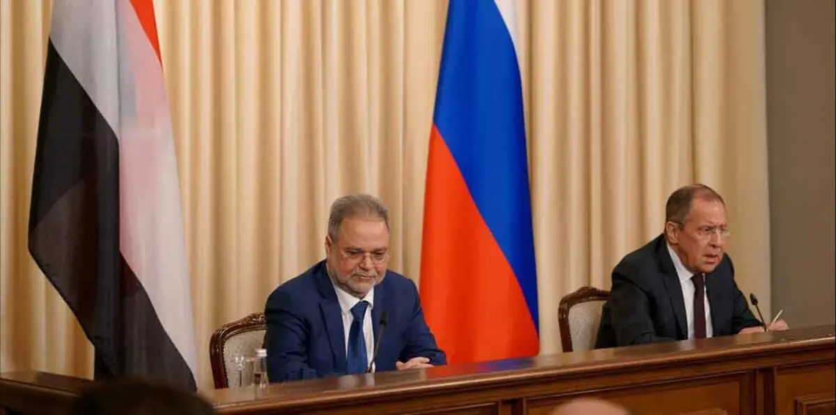 اصطحاب المخلافي لابنه في اجتماع رسمي بموسكو يثير حفيظة اليمنيين (صورة)