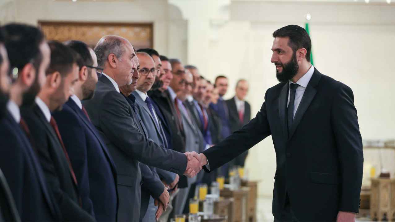 تمهيداً لإعلان حلّهما.. الشرع يلتقي وفداً من "هيئة التفاوض" و"الائتلاف الوطني"