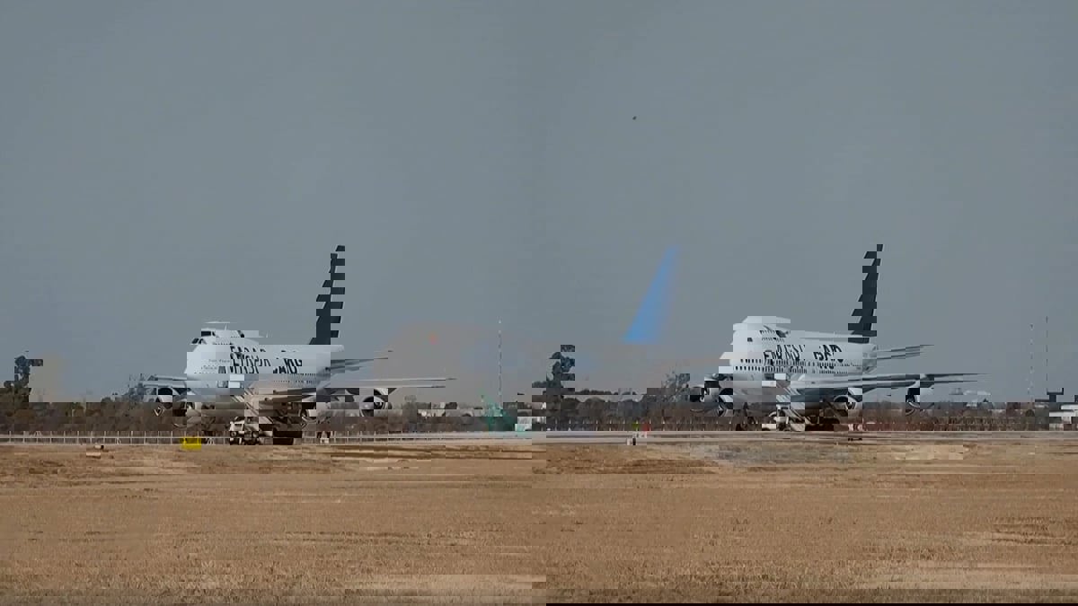 من بينهم إيراني.. الأرجنتين تفرج عن معظم أفراد طاقم الطائرة الفنزويلية