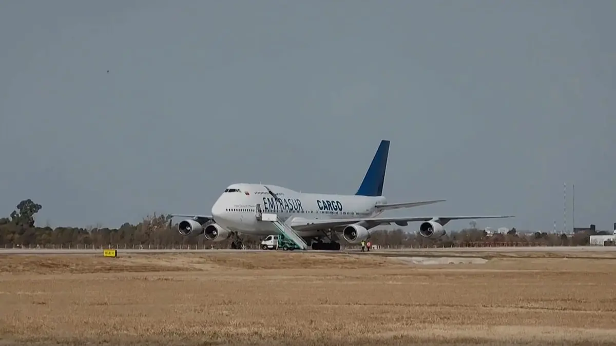 من بينهم إيراني.. الأرجنتين تفرج عن معظم أفراد طاقم الطائرة الفنزويلية