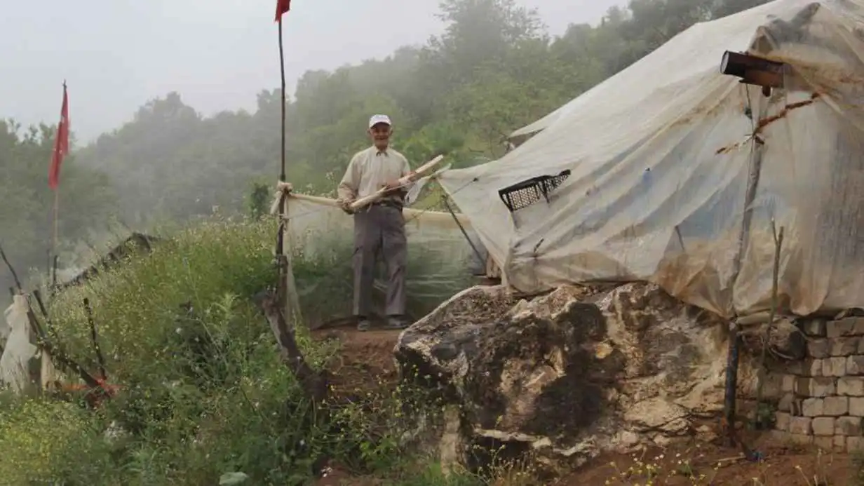 "روبنسون كروزو".. تركي يهجر البشر ويستوطن الجبال منذ 12 عاماً (صور)