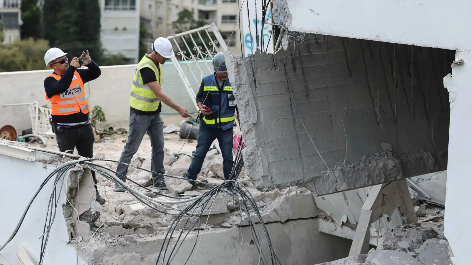 4 إصابات إثر سقوط صاروخ إيراني على مبنى سكني في حيفا