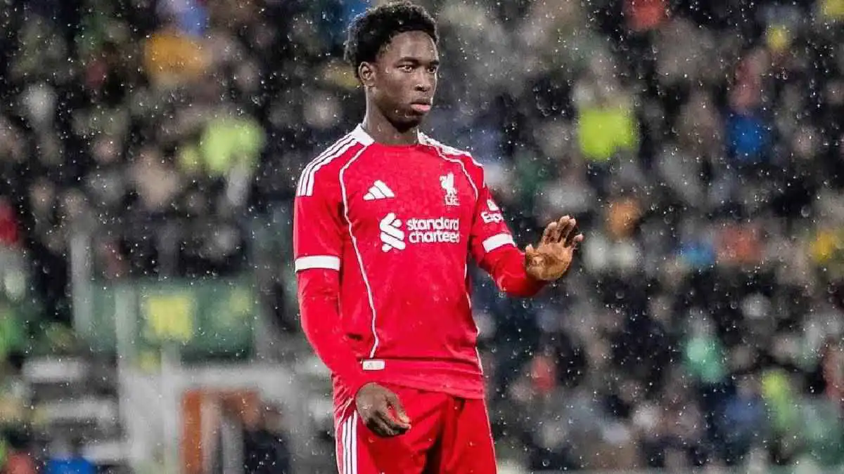 عمره 15 عاماً وسلوت يجهزه.. من هو معجزة ليفربول جوشوا آبي؟