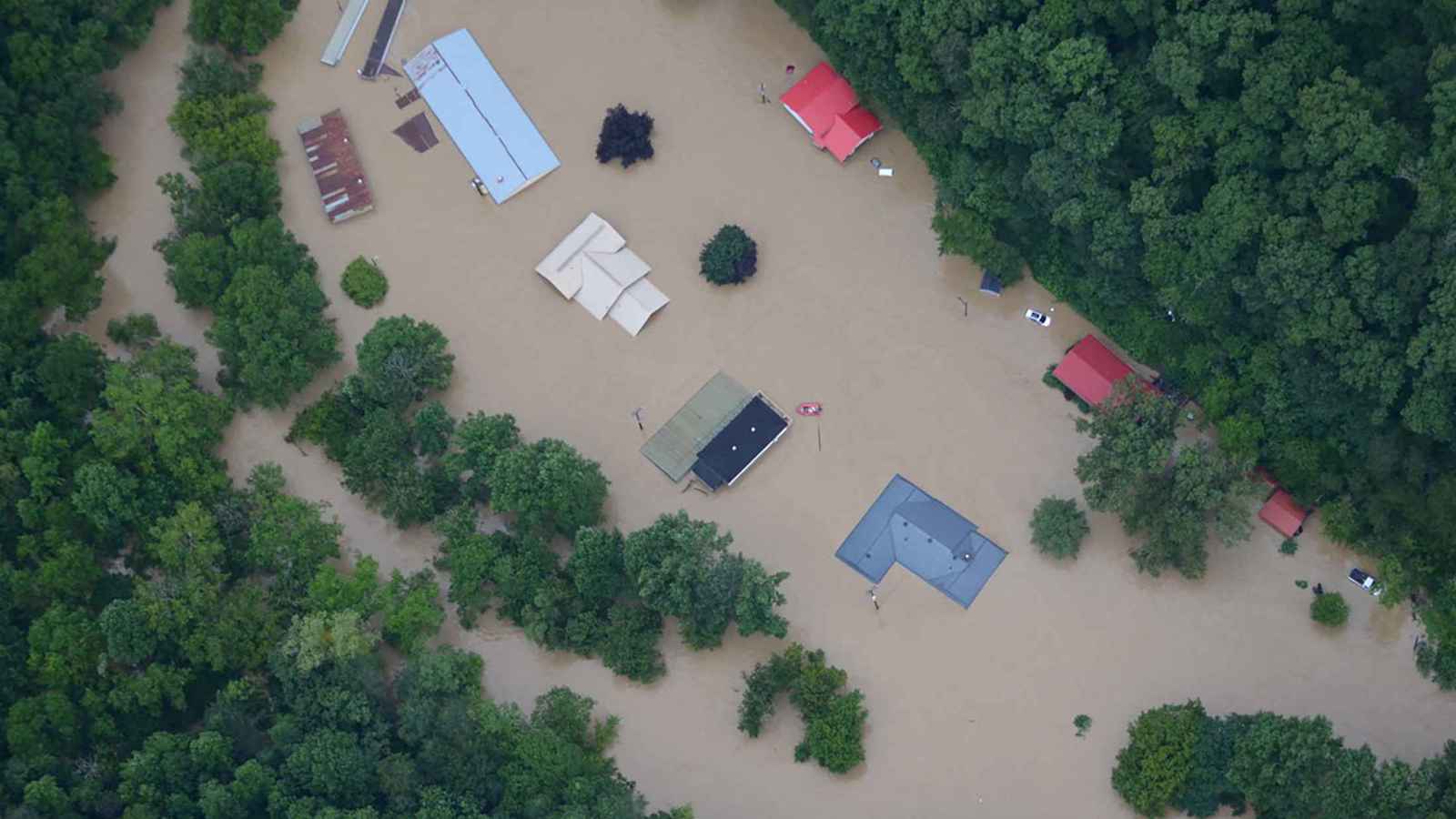 خلّفت 9 قتلى.. عواصف وفيضانات تجتاح ولايات أمريكية