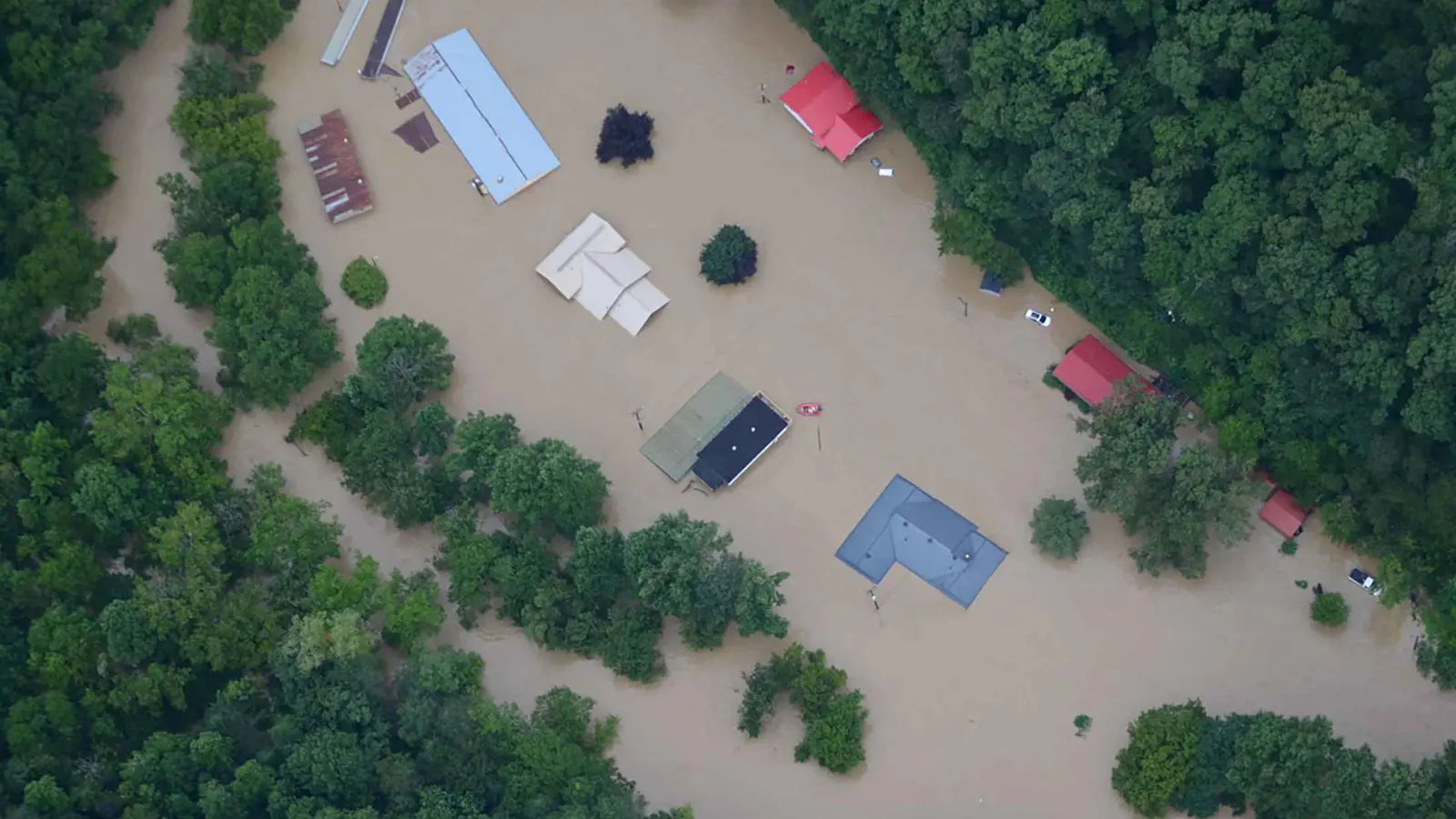 خلّفت 9 قتلى.. عواصف وفيضانات تجتاح ولايات أمريكية