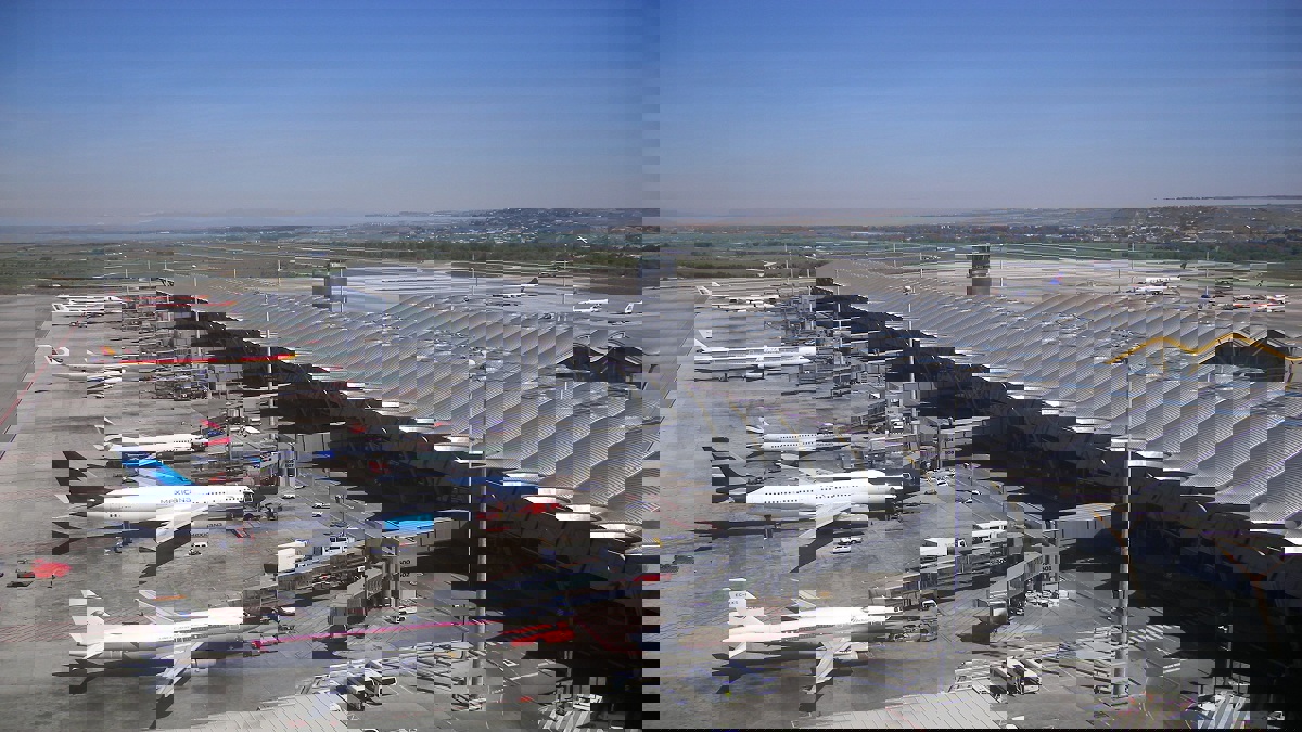 إسبانيا تغلق مطارا في مدريد بعد رصد طائرات مسيرة بمحيطه