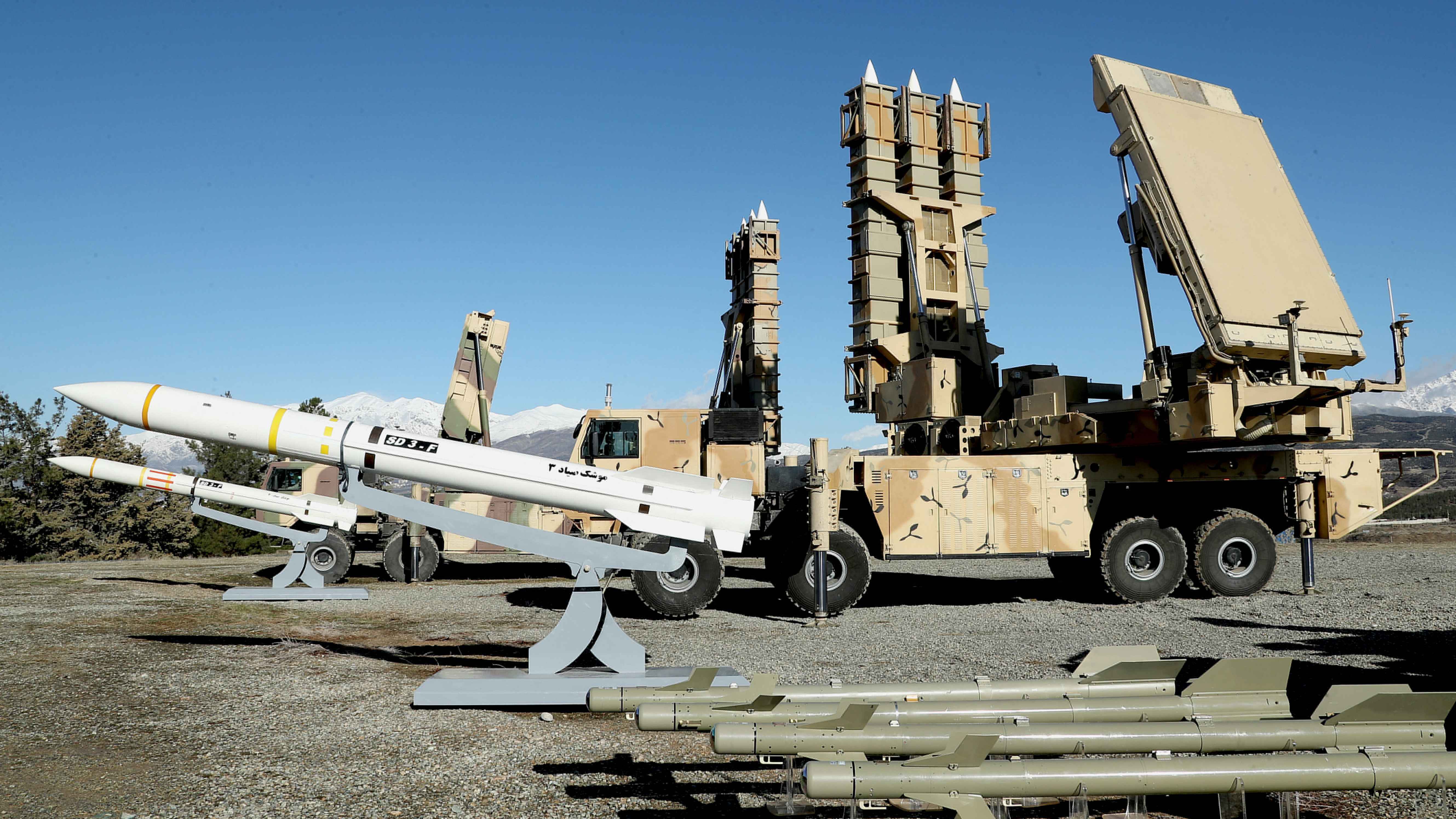 "تتماشى مع التهديدات المتوقعة".. تجهيزات إيرانية لتحسين القوات الجوية