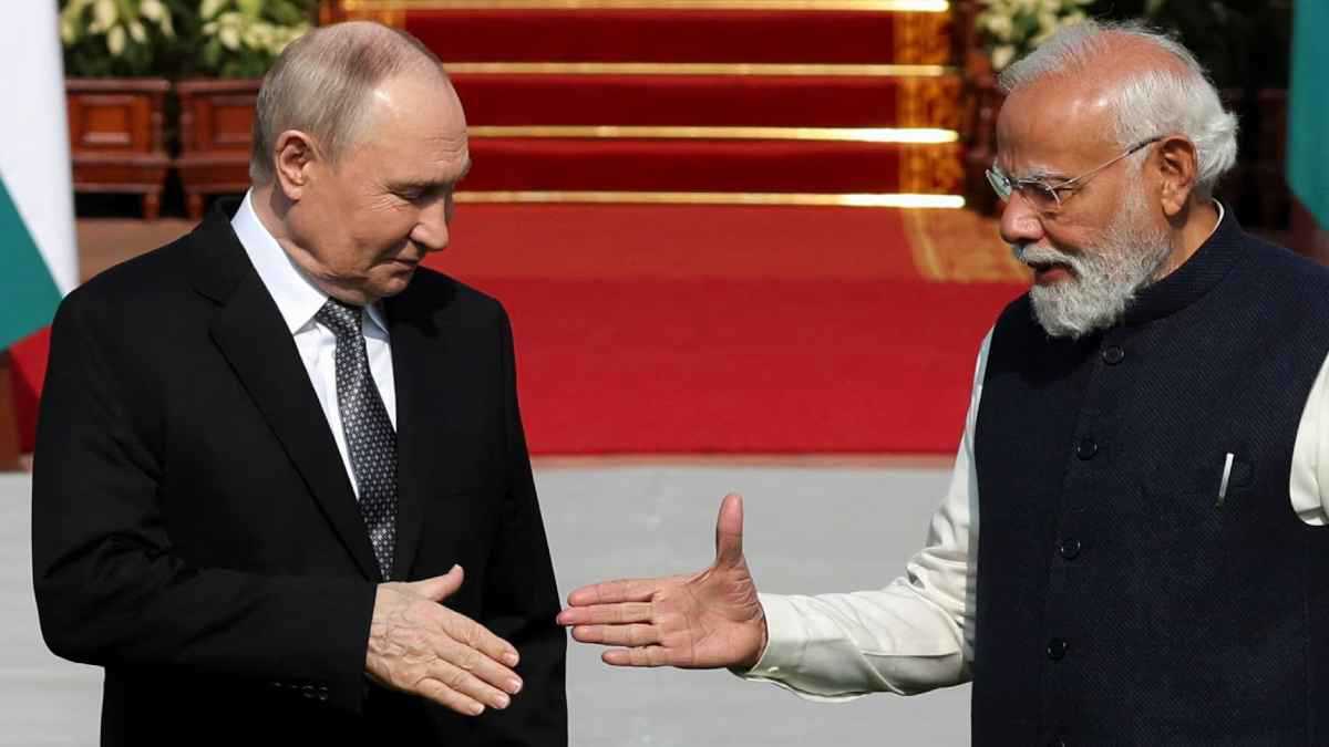 مودي يكسر "البروتوكول الرسمي" خلال استقبال بوتين (فيديو)