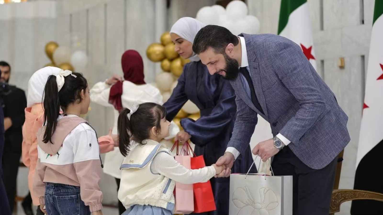 فيديو يوثق تجول الشرع وزوجته في دمشق