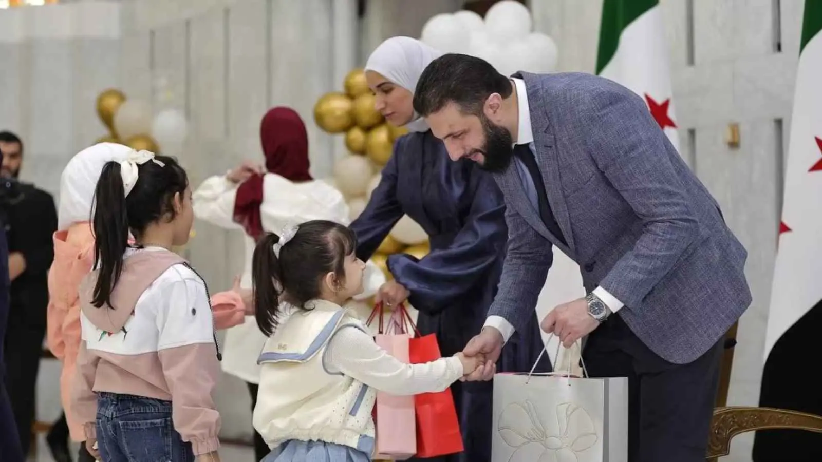 فيديو يوثق تجول الشرع وزوجته في دمشق