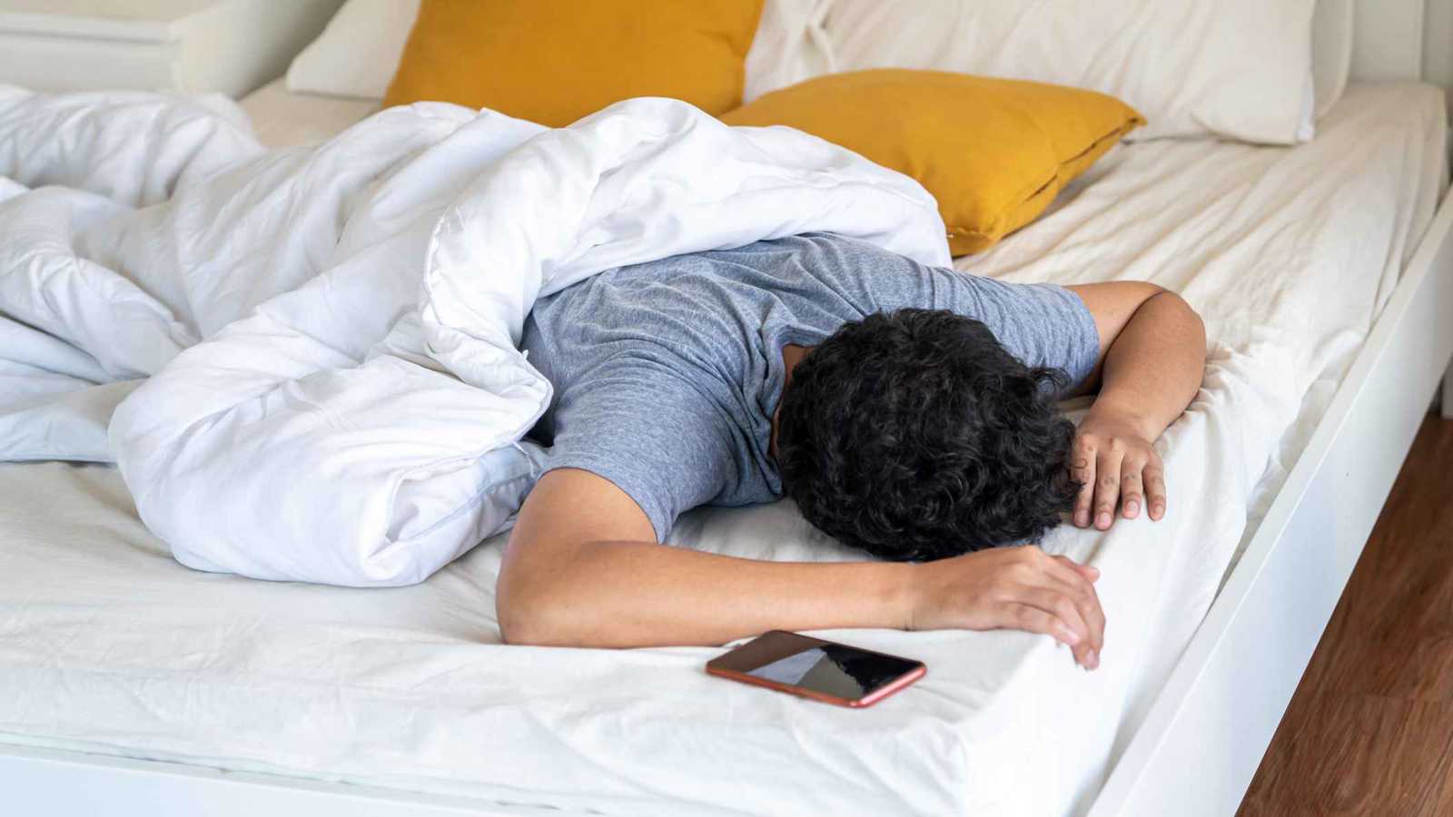 تيك توك يشعل نقاشًا بفيديو مليوني.. هل النوم المتأخر كسل أم حاجة؟