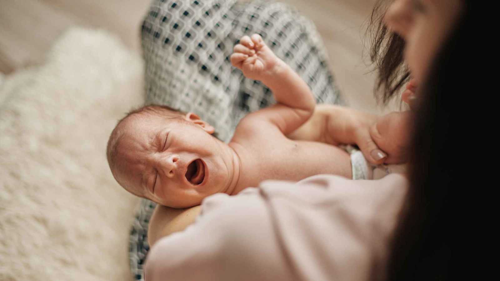 ما سبب نوبات البكاء المفاجئة لدى الأطفال؟