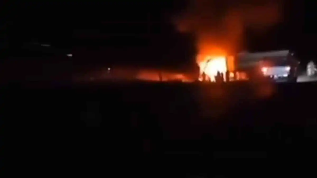 مصرع 6 يمنيين إثر اصطدام شاحنة برتل حوثي (فيديو)