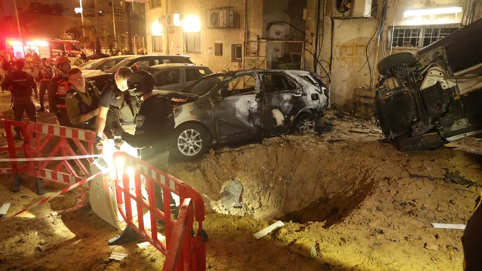 صواريخ إيرانية تستهدف مناطق في وسط وجنوب إسرائيل(فيديو)