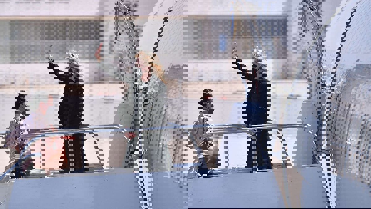 جيل بايدن تتنكر بزي مضيفة طيران وتوزع المثلجات على الركاب