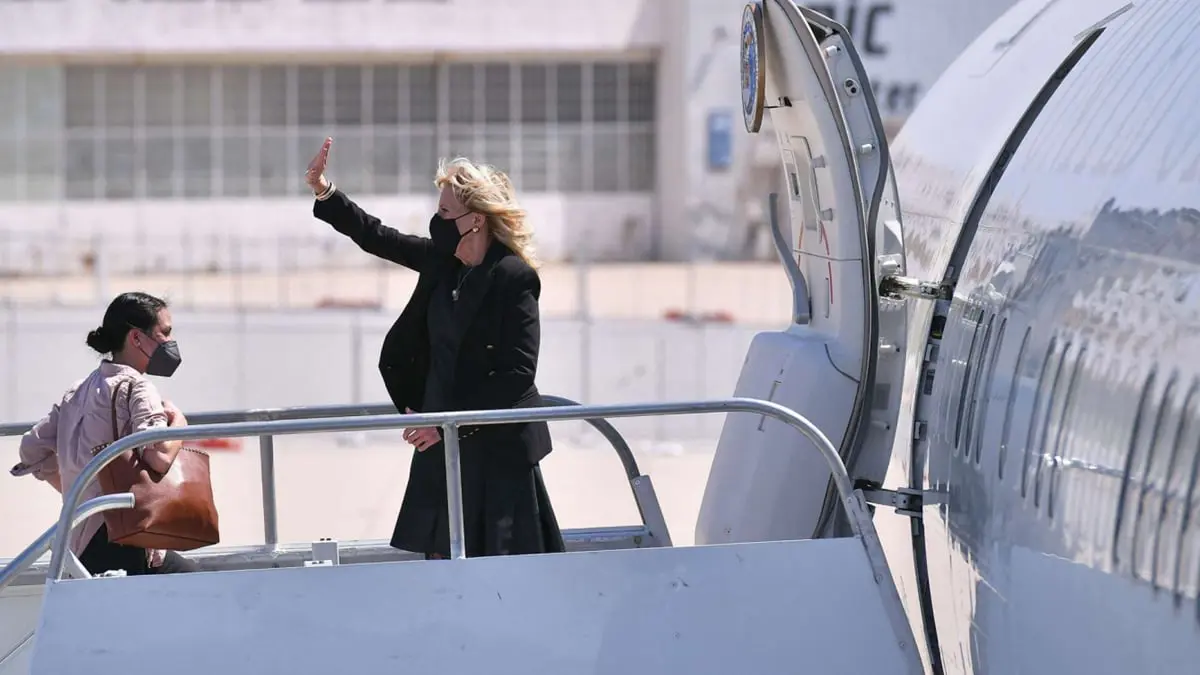 جيل بايدن تتنكر بزي مضيفة طيران وتوزع المثلجات على الركاب