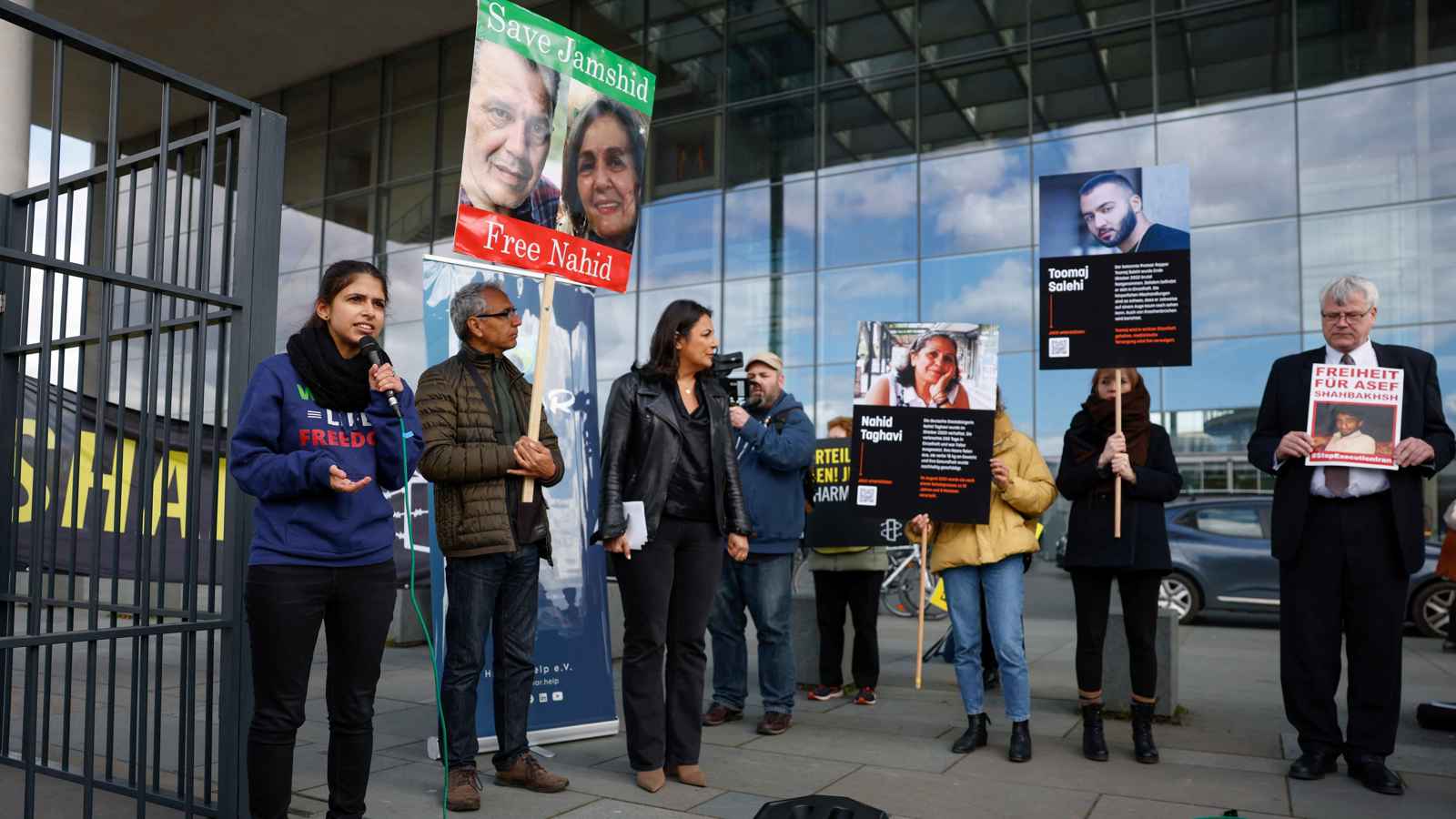 فرح وخوف.. مشاعر متضاربة في أوساط الإيرانيين بالمنفى