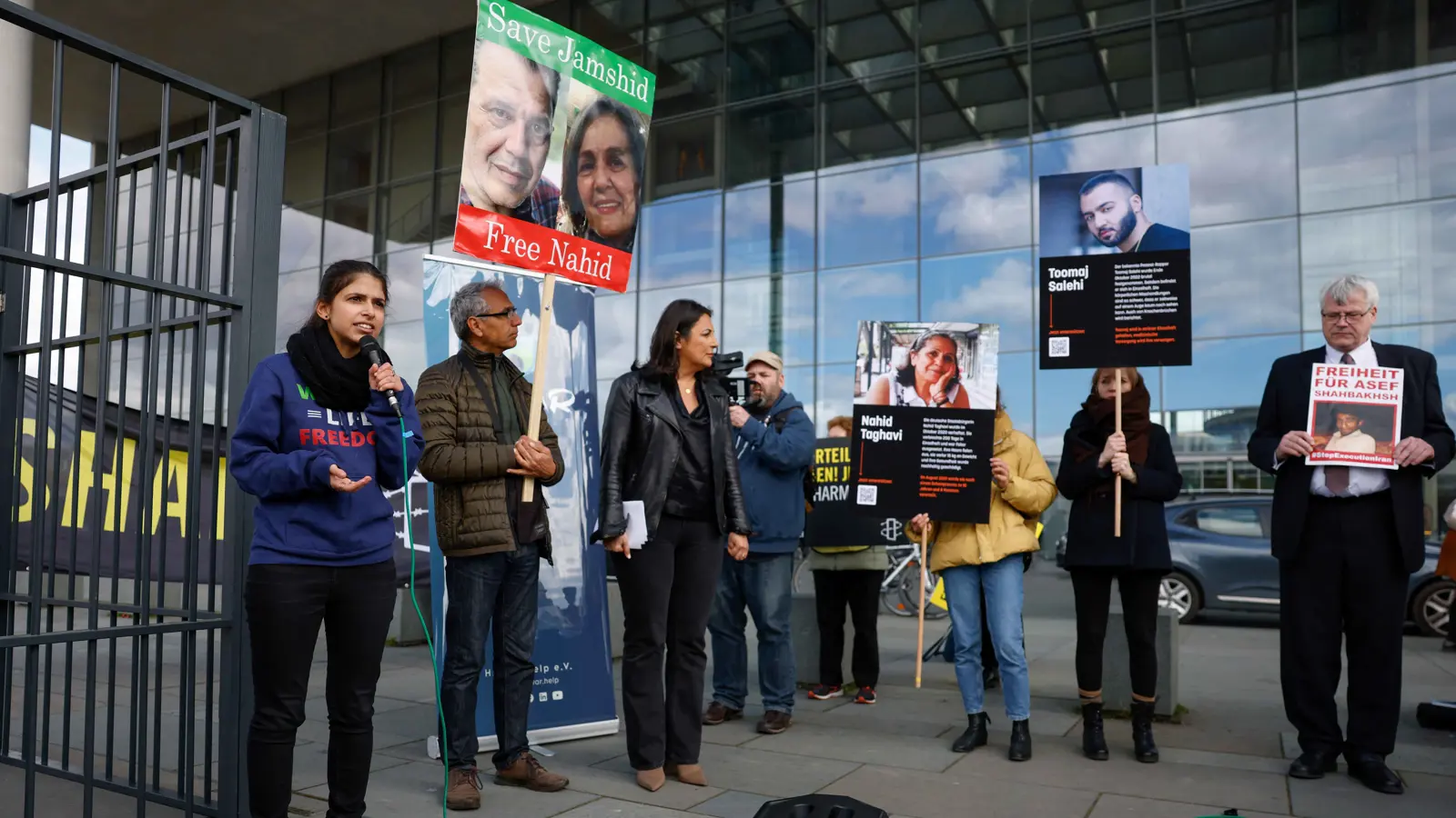 فرح وخوف.. مشاعر متضاربة في أوساط الإيرانيين بالمنفى